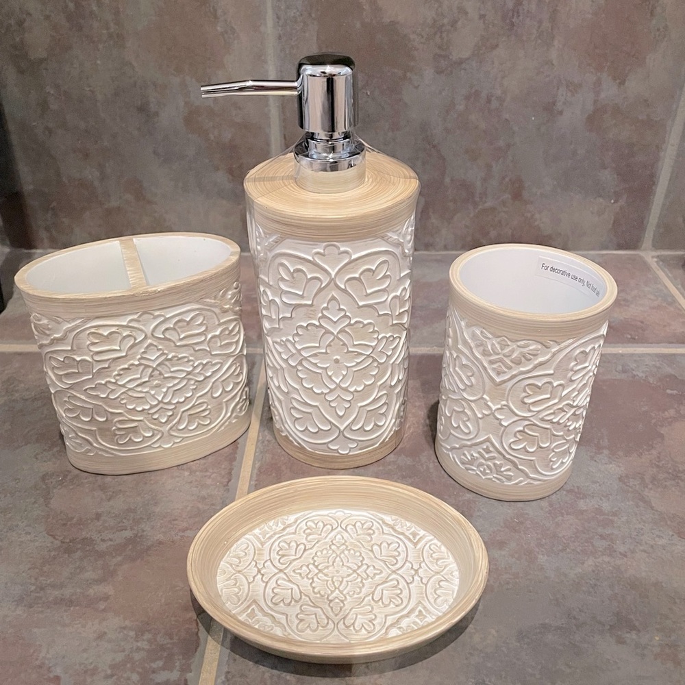 Khaki bath accessories set